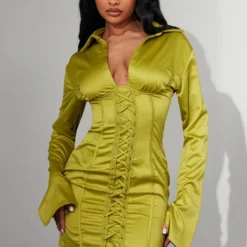 Robe Chemise Satinée Lacée Vert Olive à Armatures Et Oeillets