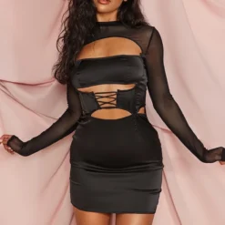 Robe Moulante Satinée Noire Lacée à Corset Et Manches Longues En Mesh