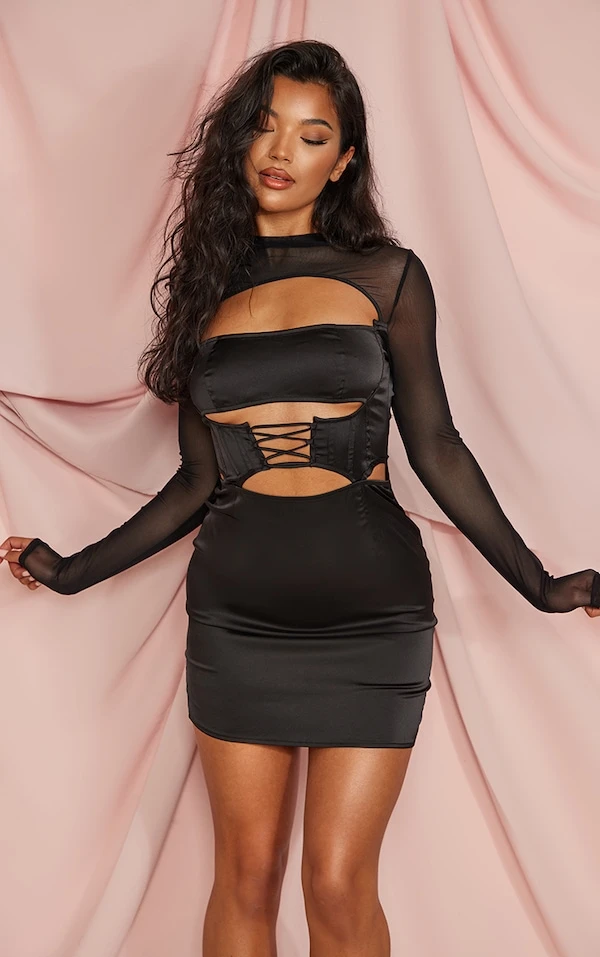 Robe Moulante Satinée Noire Lacée à Corset Et Manches Longues En Mesh 1 Robe Moulante Satinée Noire Lacée à Corset Et Manches Longues En Mesh